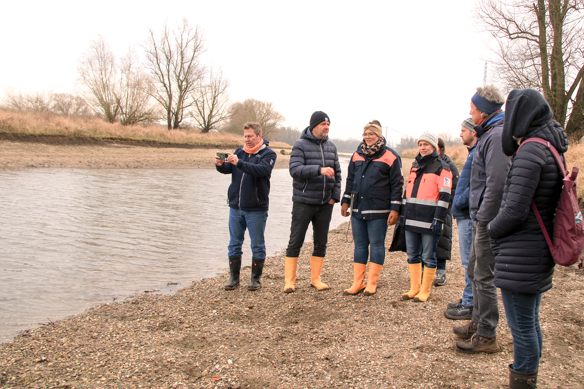Besuch des WSA an der Nebenrinne Emmericher Ward